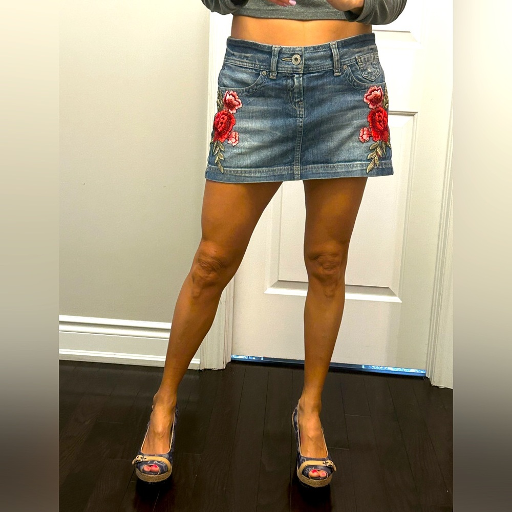 Guess mini Jean skirt with floral embellishments.  Ladies size US28